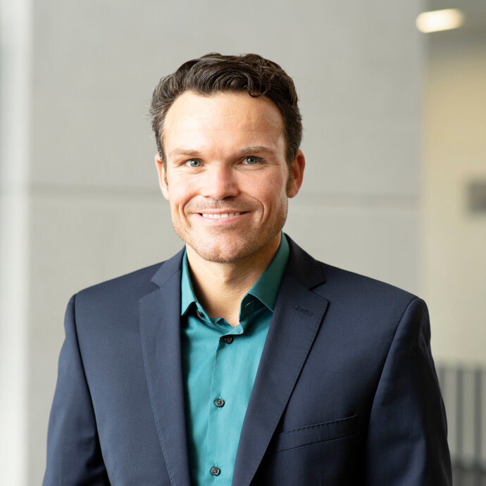 Portrait Prof. Dr. Gino Casale