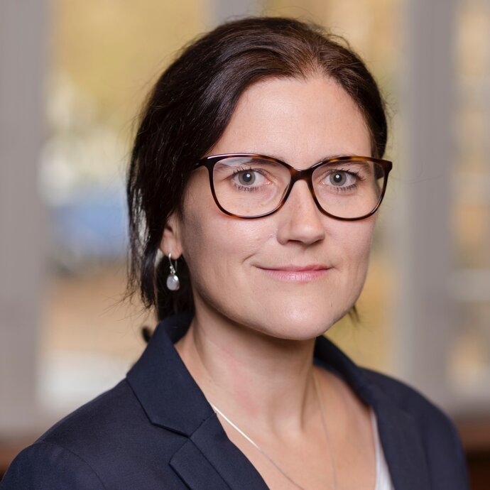 Portrait von Junior-Professorin Julia Schäfer